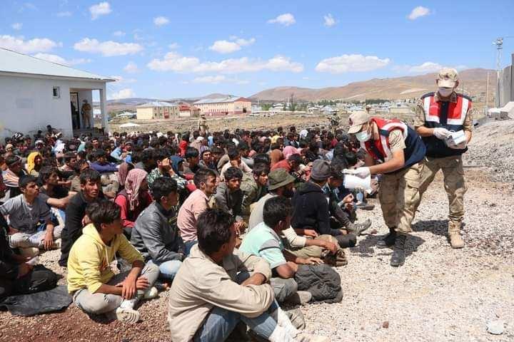 <p>Bölgede, kaçak yollardan ülkeye girenler ise yakalanıp Van'daki İl Göç İdaresi Müdürlüğü’ne getiriliyor. İlk olarak müdürlüğe bağlı 'Ön Kabul Merkezinde' üst aramasından geçirilip, soruşturmaları yapılarak parmak izleri alınan göçmenler, 48 saat sonra da Edremit ilçesine bağlı Kurubaş Mahallesi'ndeki Geri Gönderme Merkezine gönderiliyor</p>
