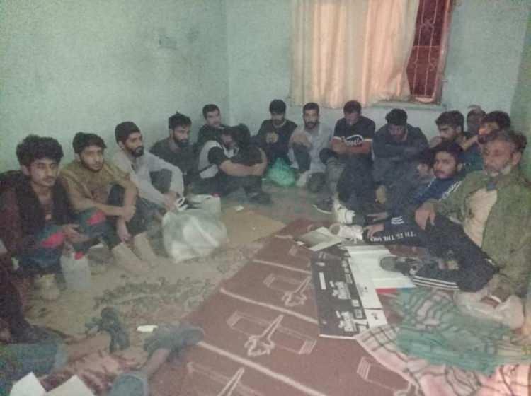 <p> Herhangi bir suçu çıkmazsa parmak izi fotoğrafları ve biyometrik verileri alınarak Ön Kabul Merkezine girişi yapılır, buradan da 48 saat içerisinde Geri Gönderme Merkezi’ne gönderiliyor.</p>
