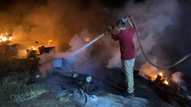 <p>Hıdırağa köyü merasında henüz çıkış nedeni belli olmayan yangın, İbrahim Taşkıran'a ait arı kovanlarının bulunduğu alana da sıçradı.</p>