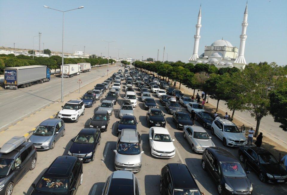 <p>Bu araçların içinde 4’er insan sayarsan 4 bin insan eder. Sığınacak yer yok. Artık insanlar sığınacak gölgelik bir yer bulamayınca ağaç gölgesi olsun, araba gölgesi olsun, gölgelik bir yer bulunca orada oturup dinleniyorlar” dedi.<br />
</p>