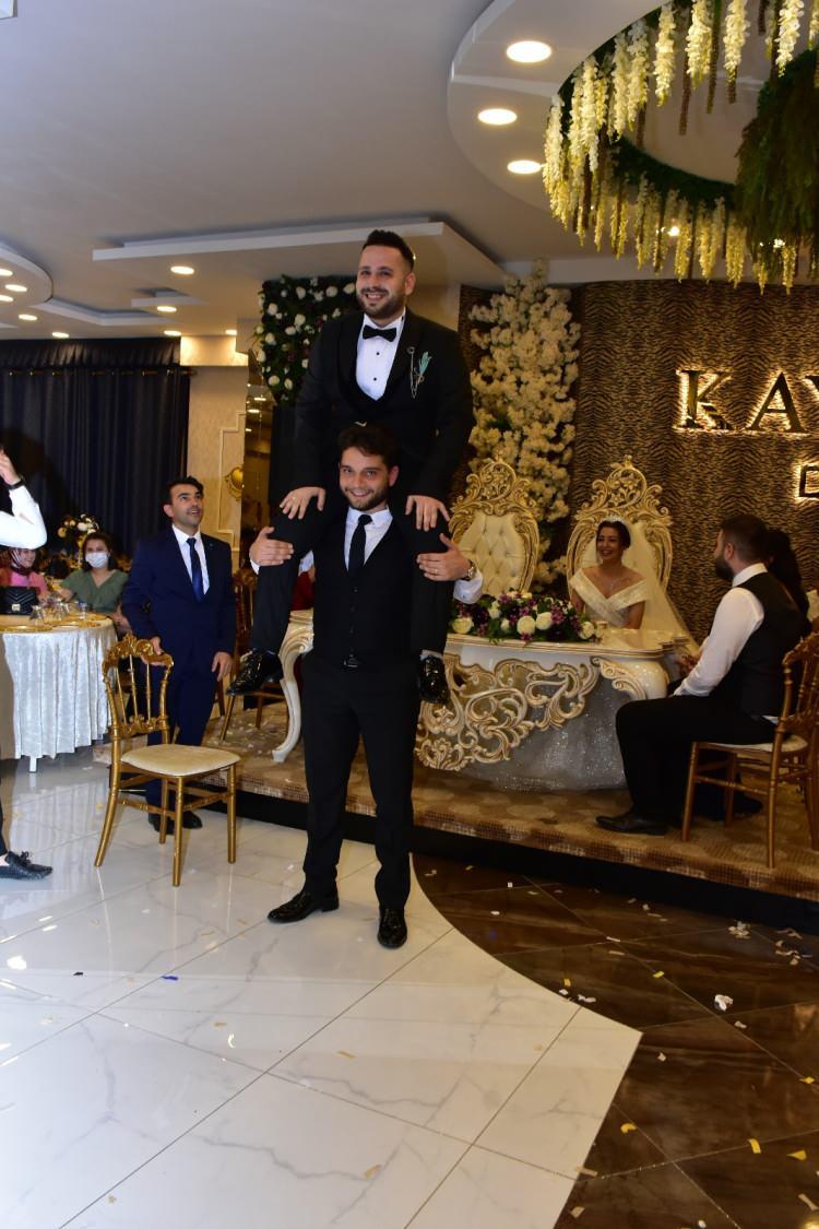 <p>Bursa'nın İnegöl ilçesinde Sedanur Öz ve Emirhan Yaldız'ın düğün töreninde ilginç anlar yaşandı. Nikah masasına oturan damadın, nikah memurunun evlilik sorusuna cevap vermek için arkadaşlarına sorması şaşkınlık yarattı. </p>
