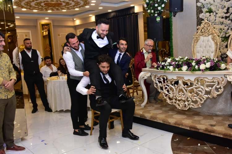 <p>Arkadaşlarının "Evlilik zor. İzin almadan evden çıkamayacaksın.. Son pişmanlık fayda etmez. Ölmek var dönmek yok" söylemlerini duyan damat koşarak nikah masasına yönelip 'evet' cevabını verdi.</p>