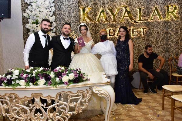 <p>. Bu kez de nikah memuru işi zorlaştırdı ve damattan, sağdıcının omuzları üzerine çıkarak 'evet' cevabını salondakilerin duyurmasını istedi.</p>