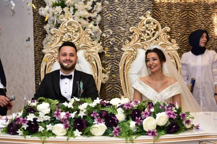 <p> Memurunun talebini yerine getiren damadın arkadaşının omzunda bir kez daha 'evet' demesi davetlileri gülümsetti. O analar kameraya yansıdı. </p>
