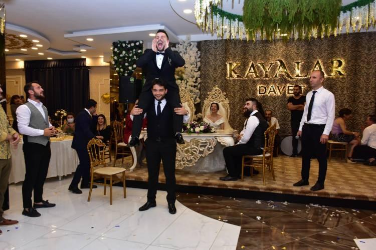<p><a href="https://video.haber7.com/video-galeri/192433-nikah-masasinda-damat-arkadaslarina-danisip-cevap-verdi">İŞTE NİKAHTAN HERKESİ GÜLÜMSETEN ANLAR</a></p>

