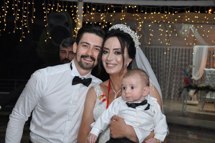 <p>Özel bir şirkette çalışan Mahmuthan ve öğretmen Merve Kalem çiftinin 4 ay önce 'Göktürk' ismini verdikleri oğulları dünyaya geldi. Kalem çifti pandemi yasaklarının kalkmasıyla birlikte düğün hayallerini gerçekleştirmeye karar verdi. </p>