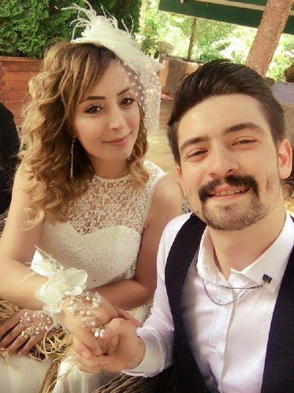 <p>'PANDEMİNİN EN GÜZEL HEDİYESİ OĞLUMUZ'<br />
Pandemi nedeniyle düğün yapamadıklarını belirten Mahmuthan Kalem, "Geçen sene nikahımızı yaptık. Virüs nedeniyle düğünümüzü gerçekleştiremedik. Sonra bebeğimiz olacağını öğrendik.</p>