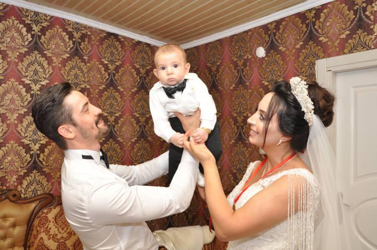 <p>Pandeminin bize vermiş olduğu en güzel hediye oğlumuzdu. Düğünümüzü birlikte yaptık. Mutluyuz. Allah herkese nasip etsin" dedi.</p>
