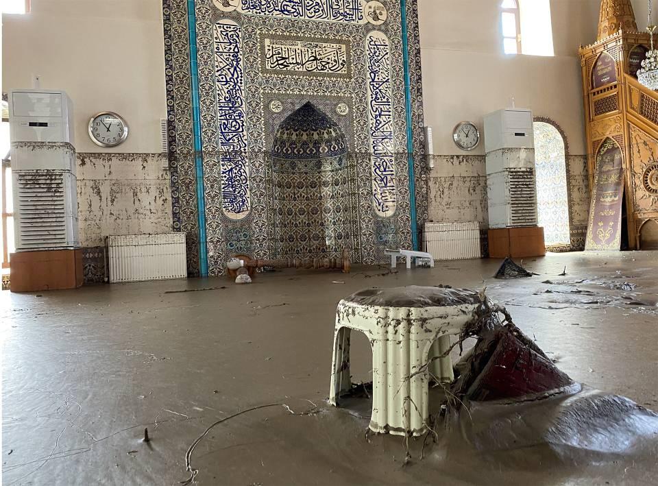 <p>Caminin büyük emek ve özveriyle temizlendiğine işaret eden Bilgiç, "Allah devlete ve millete zeval vermesin' kelimesinin anlamını özümsedik. </p>