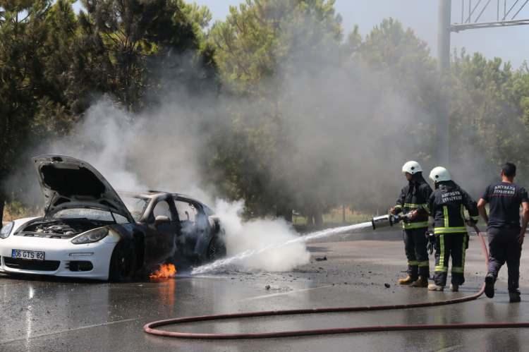 <p>Akdeniz Sanayi Sitesi yakınında oto yedek parça ve aksesuar üzerine iş yeri bulunan Sabri Helvacıooğlu ve arkadaşı Tahsin Mecek, Döşemealtı ilçesinde yemeğe gitti. Helvacıoğlu’nun, 06 GTS 82 plakalı Porsche marka lüks otomobilini dönüşte yanındaki arkadaşı Tahsin Mecek kullanmaya başladı</p>
