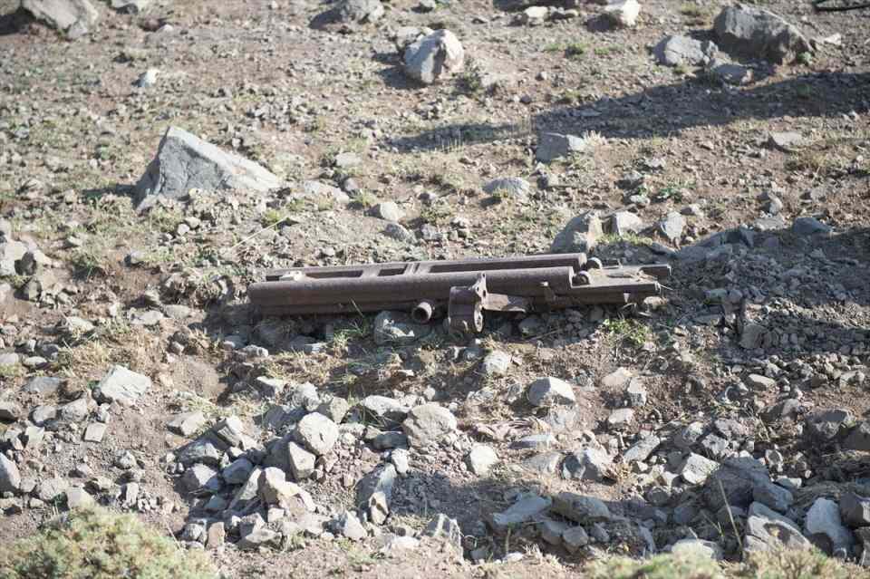 <p>Göçerlere ait eşekle yaklaşık 1 kilometre uzaklıktaki helikopterin iniş yapabileceği düz bir alana taşınan top parçaları, daha sonra jandarma özel harekat timlerinin de desteğiyle helikoptere konuldu.</p>
<p> </p>