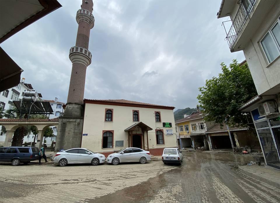 <p>Sular çekildikten sonra caminin duvarlarında, 2 metreyi aşan selin izleri ile balçık kaldı.</p>
<p> </p>