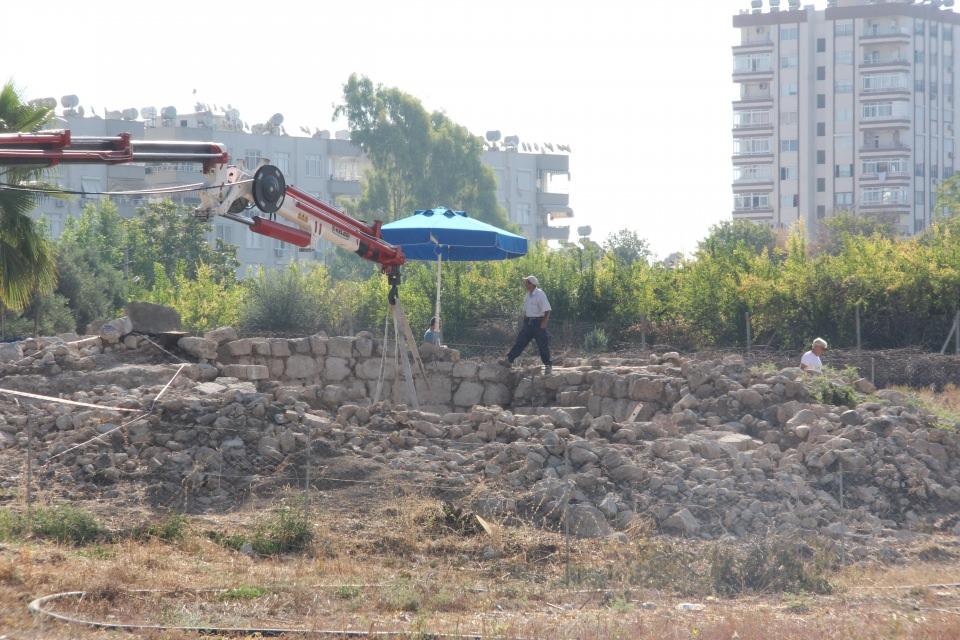 <p>Kısa bir kazıdan sonra bu alanda restore edilmiş birden çok yapı görebiliriz ve bunlar ziyaret edilebilir hale gelir. Bu yılki kazıları tabana ulaşıncaya kadar sürdürmeyi düşünüyoruz. </p>
