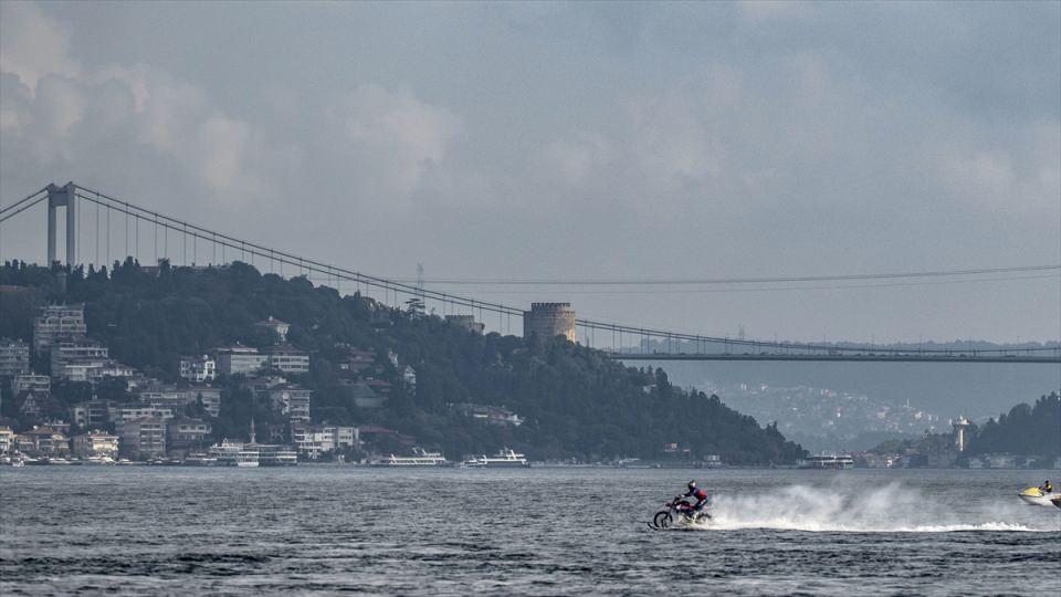 <p>Beylerbeyi'nde bir süre dinlenen Robbie Maddison, motosikletiyle aynı sürede Ortaköy'e döndü. 40 yaşındaki Avustralyalı motokros yarışçısı, büyük bir sevinç yaşadı.</p>
<p> </p>