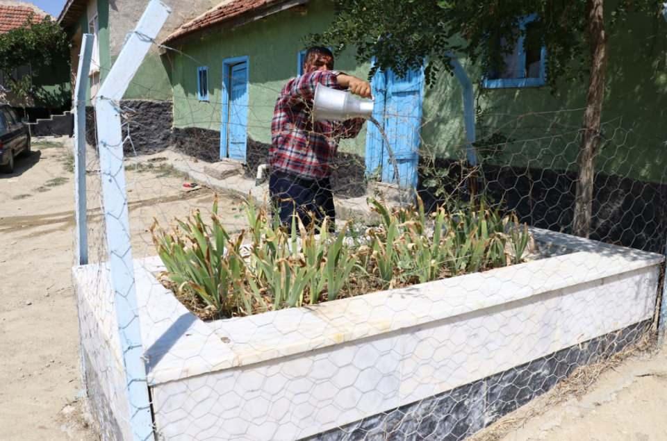 <p>Sakarya Meydan Muharebesi'nin kazanıldığı Ankara'nın Haymana ilçesine bağlı Evliyafakı Mahallesi'nde, savaşta şehit olan 57'nci Tümen'in 4 şehidinin mezarı, evlerin bahçesinde ve avlusunda bulunuyor. Mahalleli, 100 yıldır birlikte yaşadıkları şehitlerin mezarlarını özenle koruyor. </p>