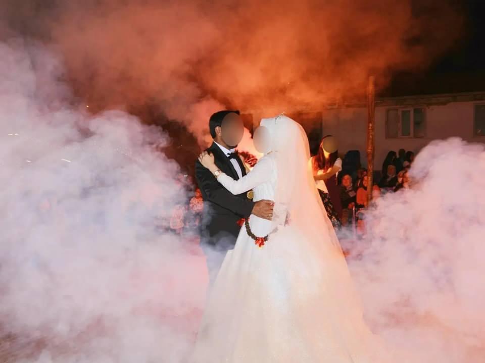 <p>Denizli’nin Çameli ilçesinde düğünden 1 gün sonra korana virüs testi pozitif çıkan gelinin ardından damat ile birlikte düğüne katılan 23 kişi daha karantinaya alındı.</p>