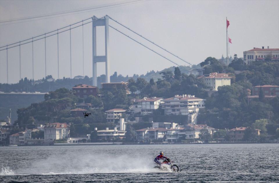 <p>Aynı zamanda dublör sanatçılığı da yapan Avustralyalı yarışçı için Ortaköy ve Beylerbeyi'nde özel platformlar hazırlandı, İstanbul Boğazı bir süreliğine deniz trafiğine kapatıldı. </p>