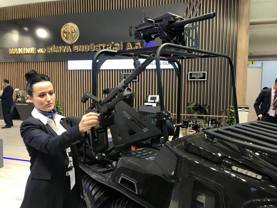 <p><strong>- MKE silahlarıyla donatılacak</strong></p>
<p>MKE AŞ Genel Müdür Yardımcısı Fatih Aycan, AA muhabirine, bu tip araçların birçok ordunun envanterinde bulunduğunu ancak henüz Türkiye'de kullanılmadığını söyledi.<br />
<br />
Aracı, bu yönde ihtiyaç olabileceği öngörüsüyle geliştirdiklerini ifade eden Aycan, şu bilgileri verdi: "8X8 aracımız saatte 40 kilometre hıza kadar çıkıyor. Her türlü arazi koşulunda kullanılabilecek özellikler taşıyor. Bir diğer özelliği amfibi olması. Suda da saatte 4 kilometre hızda gidebilecek şekilde tasarlandı. Şu an üzerinde benzinli bir motor var, sonraki versiyonunda elektrikli veya hibrit olarak da tasarlanacak. Silah sistemlerine geldiğimizde, 2 farklı silah grubu var. Bunlar değiştirilebilir olmakla birlikte üzerinde kendi ürettiğimiz 40 milimetre bomba atar silahımız bulunuyor. Sağ tarafından ise 7,62 milimetre PMT dediğimiz silahımız var. Araç ihtiyaca binaen farklı silah gruplarıyla donatılabilir şekilde tasarlandı. Bunun dışında arkasına treyler takılarak mühimmat taşıma veya herhangi bir revir ihtiyacında ilk yardım müdahalesi yapabilecek şekilde versiyonları da var. Aynı zamanda personel taşıyıcı olarak da kullanılabilecek farklı alternatiflerimiz mevcut."</p>