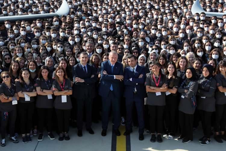 <p>Türkiye Cumhurbaşkanı Recep Tayyip Erdoğan, Çorlu Hava Meydan Komutanlığı Akıncı Uçuş Eğitim ve Test Merkezi'nde, Bayraktar Akıncı Taarruzi İnsansız Hava Aracı (TİHA) Teslimat ve Kurs Bitirme Törenine katıldı.</p>
