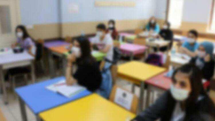 <p>OKUL BAHÇESİ VE ÇEVRESİNDE KALABALIK GRUPLAR OLUŞTURULMASI ÖNLENECEK</p>

<p>Rehberde okul ortamında sağlanacak mesafeye ilişkin önlemlere de yer verildi. Buna göre, okul bahçesinde ve çevresinde öğrencilerin, öğretmenlerin, diğer çalışanların kalabalık gruplar oluşturması önlenecek.</p>
