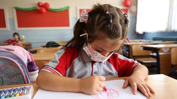 <p>Kapalı alanlarında farklı sınıf öğrencilerinin bir araya gelmesini en aza indirecek şekilde planlanma yapılacak. Okul giriş ve çıkış saatleri değiştirilemiyorsa, ders başlangıç zamanları ve ders araları farklı sınıf öğrencilerinin bir araya gelmesini en aza indirecek şekilde planlanacak.</p>
