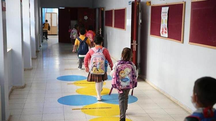 <p>DERSLİK VE ÖĞRENCİ SAYISINA DİKKAT EDİLECEK</p>

<p>Sınıf içerisinde öğrencilerin oturma düzeni, yüzleri aynı yöne dönük olacak şekilde yapılandırılacak. Öğrenciler arasındaki mesafenin belirlenmesinde, okuldaki derslik ve öğrenci sayısına dikkat edilerek, okul yönetimi tarafından sosyal mesafeye uygun düzenleme yapılacak.</p>
