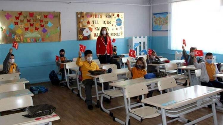 <p>Tükürük ve sekresyon çıkışına neden olabilecek şarkı söyleme gibi yüksek sesle yapılan egzersizler mutlaka açık alanda ve öğrencilerin arasında tercihen en az 2 metre mesafe bırakılarak yapılacak. Öğrenciler evlerinde veya okul dışında egzersiz yapmaya özendirilecek.</p>
