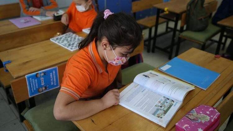 <p>Beslenme saatleri okulun fiziki kapasitesi göz önüne alınarak mümkün olduğunca farklı zamanlara yayılacak. Yemeklerin, mümkünse sınıf dışında, açık alanda ya da tavanı yüksek ve geniş, havalandırılabilir mekanlarda yenilmesi sağlanacak. Maskeler, sadece sıvı alımı veya beslenme sırasında çıkartılacak.</p>
