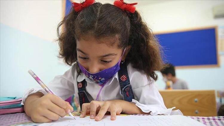 <p>Bu kapsamda okulun rutin temizliği sıklaştırılacak. &Ccedil;ocukların, &ouml;ğretmenlerin ve diğer okul &ccedil;alışanlarının el hijyeni i&ccedil;in su ve sabun ile el yıkama olanakları sağlanacak ve ortak alanlara uygun sayıda el antiseptiği konulacak.</p>
