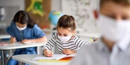 <p>'RİSKSİZ' OLDUĞUNDAN EMİN OLUNACAK</p>

<p>Okul başlangıcında velilere olası hastalık durumunda bilgi paylaşabilmeleri i&ccedil;in "Bilgilendirme Formu" verilecek. Ziyaret&ccedil;iler zorunlu olmadık&ccedil;a okula alınmayacak. Alınması gerekli durumlarda ise HES kodu sorgulamasında "Risksiz" olduğundan emin olunacak.</p>
