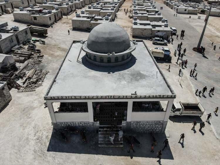 <p>Cami inşaatının tamamladığını ifade eden Sarı, yaklaşık 500 kişinin ibadet edebileceği caminin de açılışını yaparak bölge halkının hizmetine sunduklarını belirtti. </p>