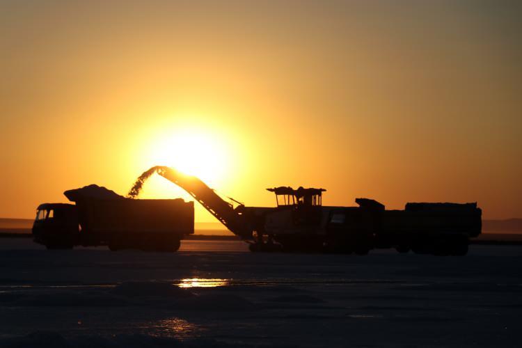 <p>Konya'da bir firmanın Tuz Gölü'nde hasadını gerçekleştirdiği tuz, 70 ülkeye ihraç ediliyor.</p>
