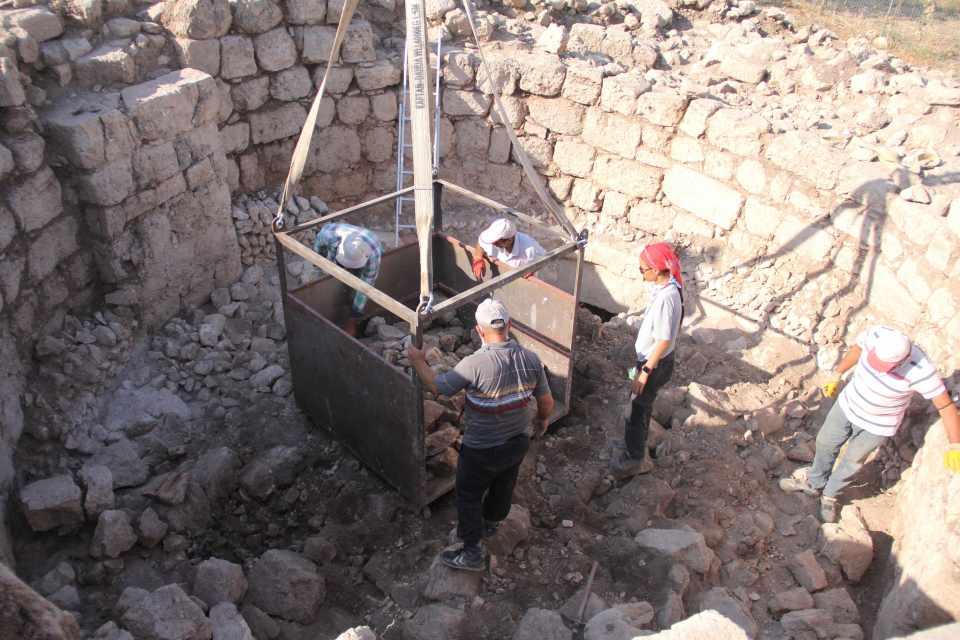 <p>Kültür ve Turizm Bakanlığı öncülüğünde, Dokuz Eylül Üniversitesi ve Mersin Üniversitesinin işbirliğiyle yürütülen, Mezitli Belediyesinin de destek verdiği çalışmalarda 10 kişilik ekip görev alıyor.</p>

<p>Çalışmalarda, fotogrametri yöntemiyle yapılan taramalardan elde edilen veriler, 3 boyutlu teknolojiyle kayıt altına alınarak dijital ortama aktarılacak.</p>

<p> </p>

<p> </p>
