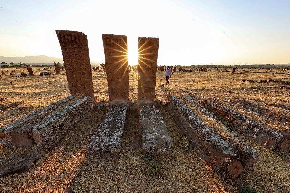 <p><strong>- "Türkiye'de yaşayan herkesin burayı görmesi gerekir"</strong></p>
<p>Ankara'dan mezarlığı ziyarete gelen Atilla Şahin de "Ahlat, Selçuklu'nun en önemli yerlerinden biri. Malazgirt Savaşı'nda şehit olanların defnedildiği bir yer. Burası Türk ulusunun Anadolu'daki tapusudur. </p>
