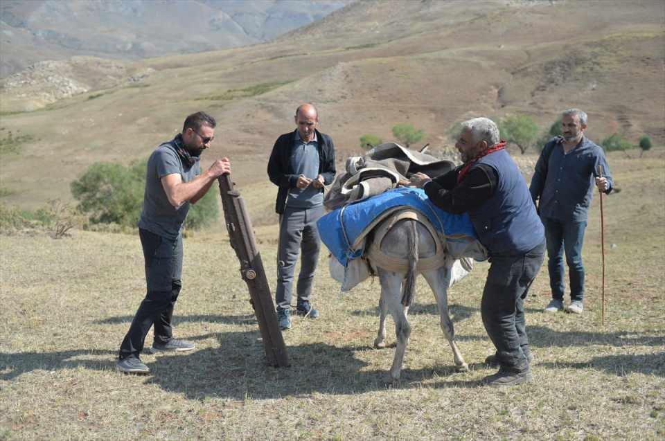 <p>Vali Mehmet Ali Özkan'ın talimatları doğrultusunda harekete geçen jandarma ekipleri de müze müdürü Kenan Öncel ve arkeolog Özgün Şahin'i de yanlarına alarak iki helikopterle top parçalarının bulunduğu alana uçuş gerçekleştirdi.</p>

<p> </p>
