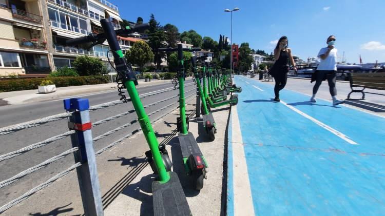 <p>engelli rampalarına, engelli yolları üzerine, toplu taşıma duraklarına ve yangın musluklarına e- scooter park edilmesi yasaklandı.</p>
