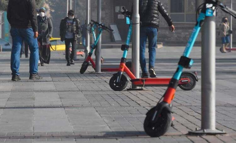 <p> İstanbul Büyükşehir Belediyesi Ulaşım Koordinasyon Merkezi’nin önceki gün yaptığı toplantının önemli gündem maddelerinden biri de e-scooter’lar oldu.</p>
