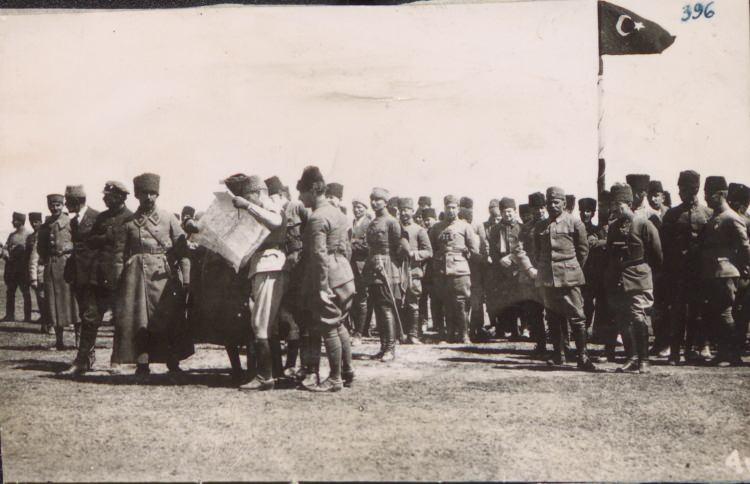 <p>Fotoğrafta Atatürk, askeri birlikler arasında görülüyor.</p>
