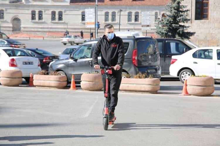<p>KAYMAZ MALZEME </p>
<p>UKOME kararına göre e-scooter’ların ayak basılan kısmı kaymaz özelliğe sahip kauçuk veya benzer dayanıklı malzemeden yapılacak. </p>