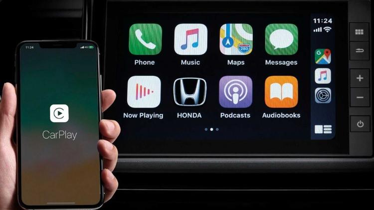 <p>Apple CarPlay ve Android Auto<br />
Yeni Honda City’nin 8 inç‘lik renkli ve dokunmatik multimedya ekranı üzerinden akıllı telefonunuzu yönetmenizi sağlayan Apple CarPlay ve Android Auto fonksiyonları ile müzikten navigasyona yol boyunca ihtiyaç duyacağınız her uygulamaya kolay erişim sağlayıp, dokunmatik ekran ile aktive ederek Siri gibi uygulamaları sesinizle kontrol edebilmenize imkan veriyor.</p>
