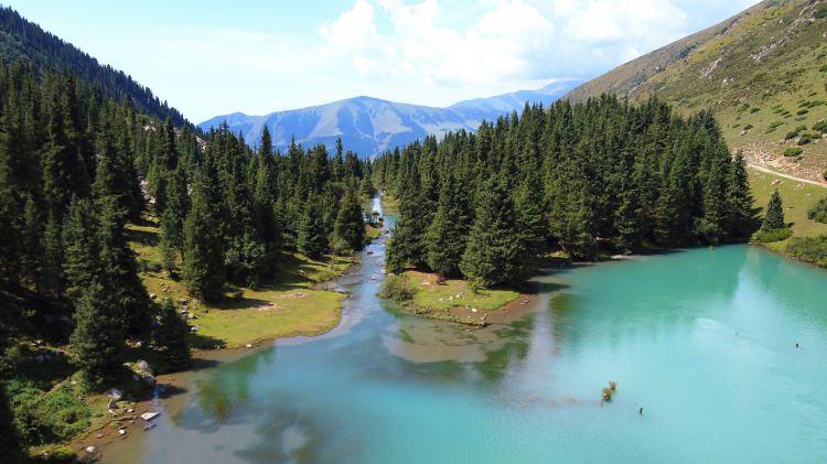 <p>Kırgızistan'ın kuzeyinde, Tanrı Dağları'nın Küngey Alatoo (Kuzey Tanrı Dağı) zirvesinin eteğindeki Issık Göl bölgesinde yer alan yaylalar, doğaseverlerin ilgisini çekiyor.</p>
