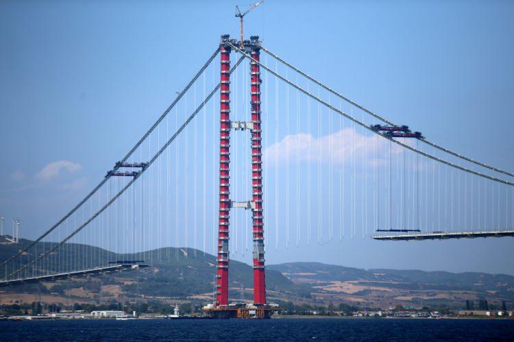 <p><strong>- Köprünün iki ayak aralığı 2023 metre</strong></p>
<p>Özellikleri itibarıyla "simgelerin köprüsü" olarak anılan, mühendisliğindeki ince detaylarla öne çıkan, "dünyanın en uzun orta açıklıklı köprüsü" olacak 1915 Çanakkale Köprüsü'nün iki ayak aralığı, Türkiye Cumhuriyeti'nin kuruluşunun 100'üncü yılına atıfla 2023 metre olarak tasarlandı.</p>
<p> </p>