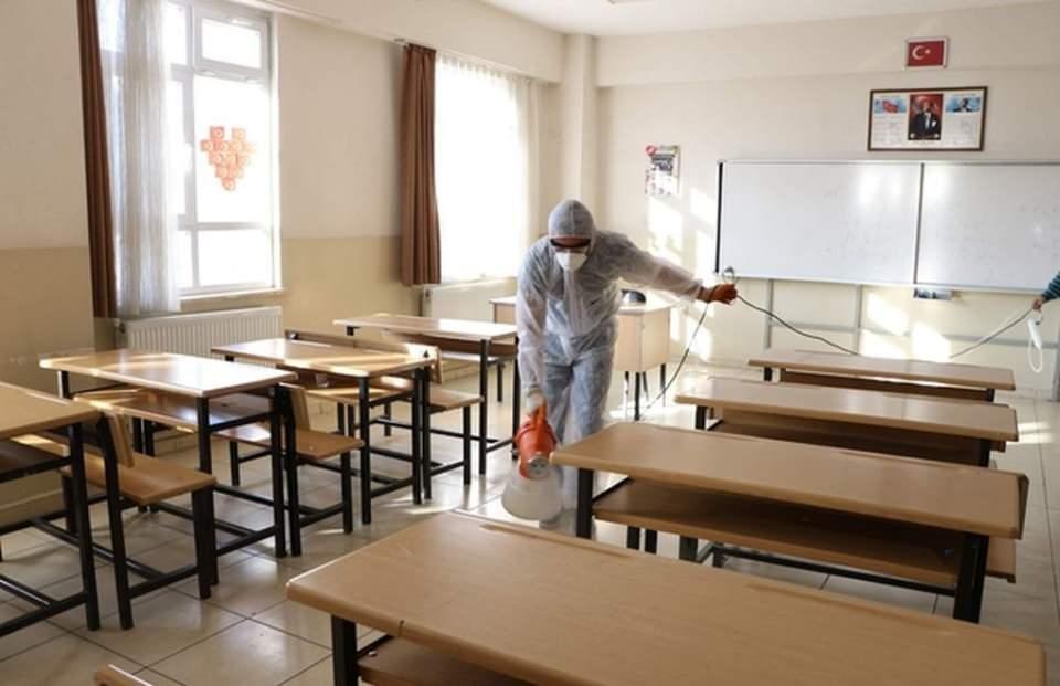<p>Rehberde ayrıca, derslerde doğal havalandırmanın önemine vurgu yapılarak, öğrencilerin ders aralarında mümkün olduğu kadar açık alana çıkmalarının sağlanması, bu sırada sınıfların hava akımı yaratacak şekilde en az 10 dakika havalandırılması gerektiğine işaret edildi.</p>

<p> </p>

