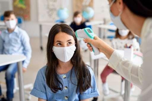 <p>Kovid-19 Salgınında Okullarda Alınması Gereken Önlemler Rehberi'nde, okullarda tüm öğrencilerin ve öğretmenlerin okula maske ile geleceği bilgisine ve okul saatleri boyunca tıbbi maske kullanımının nasıl olacağına ilişkin tüm detaylara yer verildi.</p>

<p> </p>
