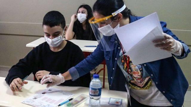 <p>Öte yandan okulun rutin temizliğinin sıklaştırılması, çocukların, öğretmenlerin ve diğer okul çalışanlarının el hijyeni için su ve sabun ile el yıkama olanakları, ortak alanlara uygun sayıda el antiseptiklerinin konulması da sağlanacak.</p>

<p> </p>
