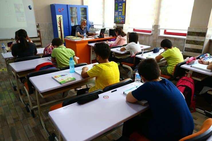 <p>Mazereti dolayısıyla yüz yüze eğitime katılamayan öğrenciler için TRT EBA ve EBA platformu aracılığıyla eğitime devam edilecek.</p>

<p>Öte yandan, resmi ve özel ortaöğretim kurumlarında öğrenim gören öğrencilerden Sağlık Bakanlığı e-Nabız Sistemi'nde kronik hastalıklar listesinde hastalığı yer alanların bu durumlarına ilişkin e-Nabız Sistemi'nden alacakları belge ile okul müdürlüklerine başvurmaları halinde, bu öğrencilerin eğitim faaliyetlerini sürdürmeleri yönünde il-ilçe milli eğitim müdürlüklerince gerekli tedbirler alınacak.</p>
