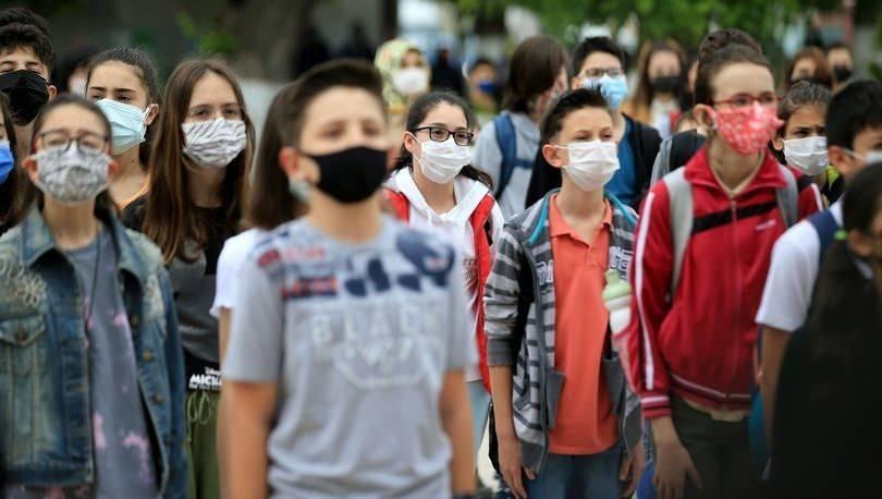 <p>Bakanlığın bu yılın temmuz ayında açıkladığı takvime göre, birinci dönem 6 Eylül 2021 Pazartesi günü başlayıp 21 Ocak 2022 Cuma günü sona erecek. Birinci dönem ara tatili, 15 Kasım 2021 Pazartesi başlayacak ve 19 Kasım 2021 Cuma sona erecek. Yarıyıl tatili, 24 Ocak 2022 Pazartesi başlayıp 4 Şubat 2022 Cuma tamamlanacak.</p>

<p>İkinci dönem, 7 Şubat 2022 Pazartesi başlayacak ve 17 Haziran 2022 Cuma sona erecek. İkinci dönem ara tatili ise 11 Nisan 2022 Pazar günü başlayıp 15 Nisan 2022 Cuma günü sona erecek.</p>

