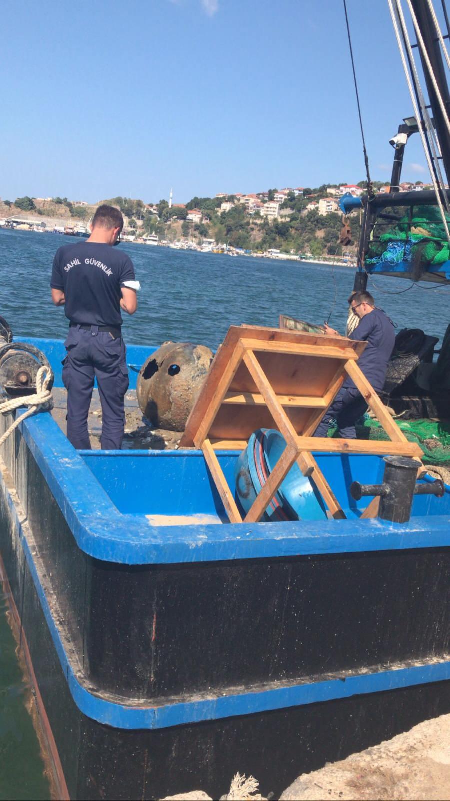 <p>Denizde av yasağının kalkmasının ardından balıkçılar denize açıldı. Poyrazköy, Yavuz Selim Köprüsü yakınlarında saat 15.00 sıralarında bir balıkçı teknesinden denize atılan ağa mayın takıldı. Balıkçılar durumu polis ve sahil güvenlik ekiplerine haber verdi. </p>

<p> </p>
