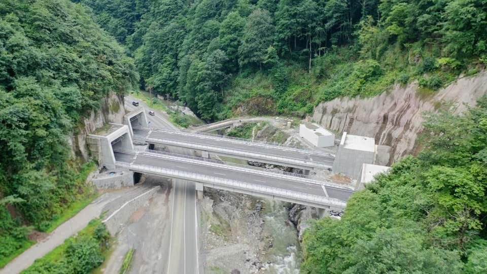 <p>Taşıt trafiğine 2x2 şeritli hizmet verecek Salarha Tüneli ve bağlantı yolarında, toplam 230 metre uzunluğunda 3 ön germeli kiriş sistemine sahip köprü bulunuyor.<br />
</p>
