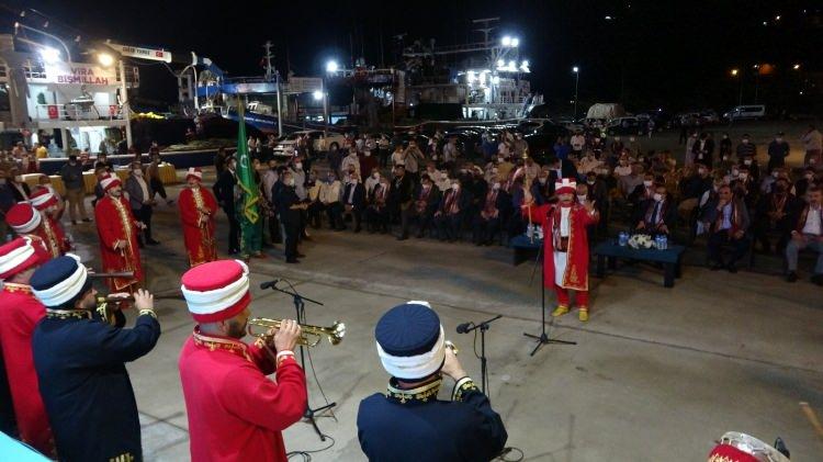 <p>Saygı duruşu ve İstiklal Marşı'nın okunmasının ardından konuşan İzmir Valisi Yavuz Selim Köşger, sezonun tüm balıkçılar için hayırlı ve bereketli geçmesini temenni etti. </p>
